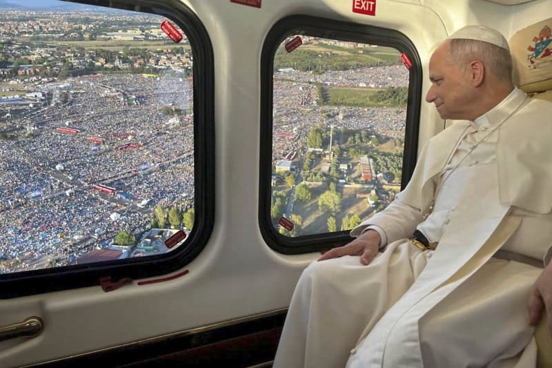 Il Papa guarda dall'elicottero la folla di giovani a Tor Vergata 2 agosto 2025 (Vatican Media)