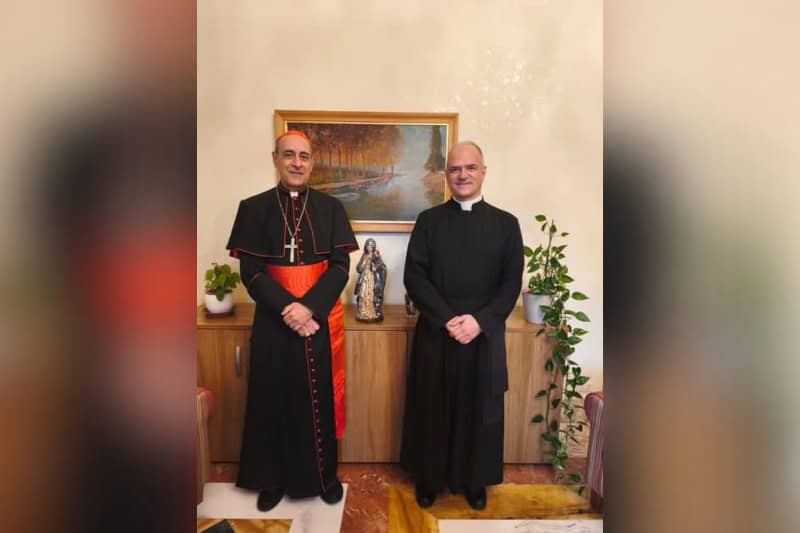Il cardinale Victor Manuel Fernández, prefetto della Congregazione per la Dottrina della Fede, e padre Davide Pagliarani, superiore generale della Fraternità San Pio X (SSPX). - Credit Congregazione per la Dottrina della Fede (via EWTN)