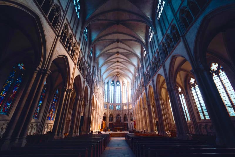 Cattedrale (immagine creata con IA di Grok)